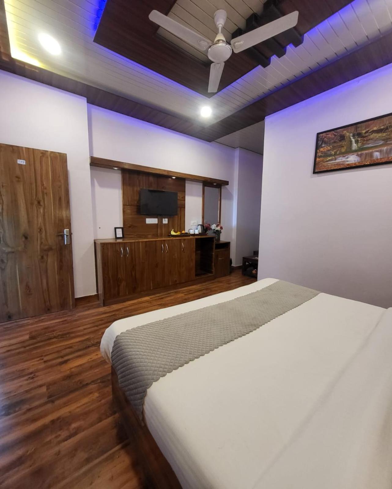 Hotel Kasauli View Cafe Restaurant Open Terrace Mountain View Экстерьер фото